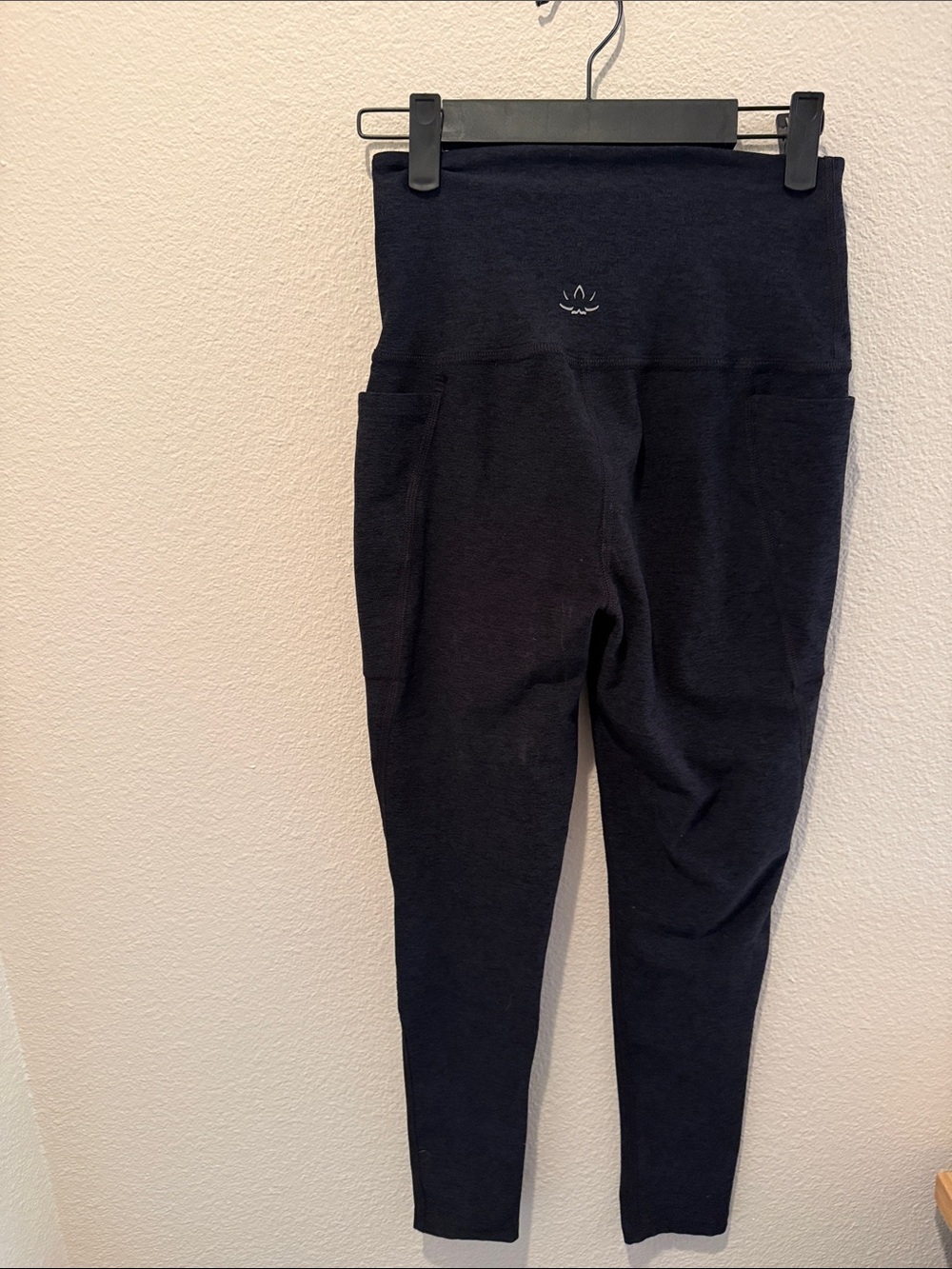 Black Stretch Pocket Leggings - Picture 2 of 3